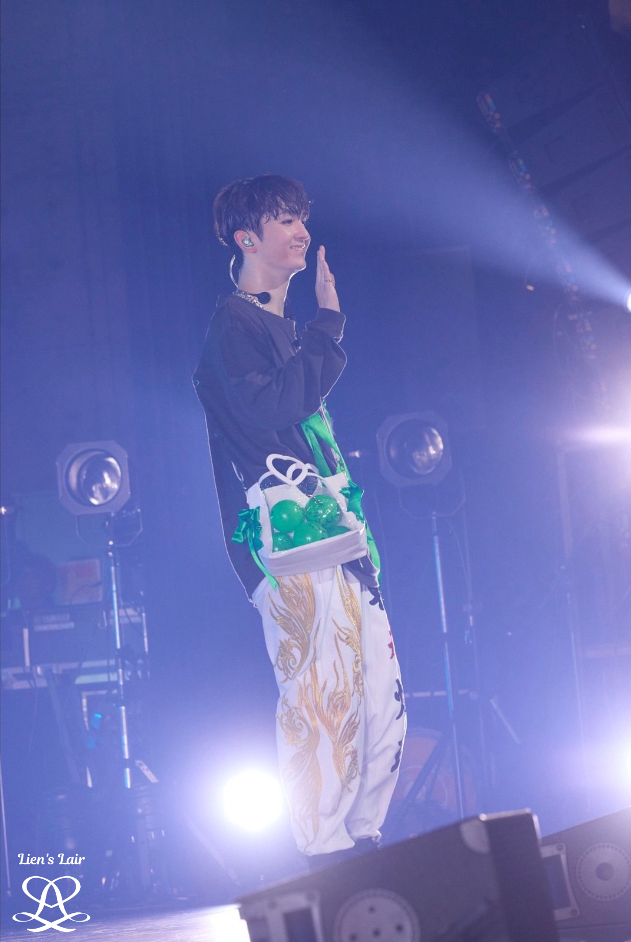 高岡ミロ「誰に手を振ってるでしょうか」